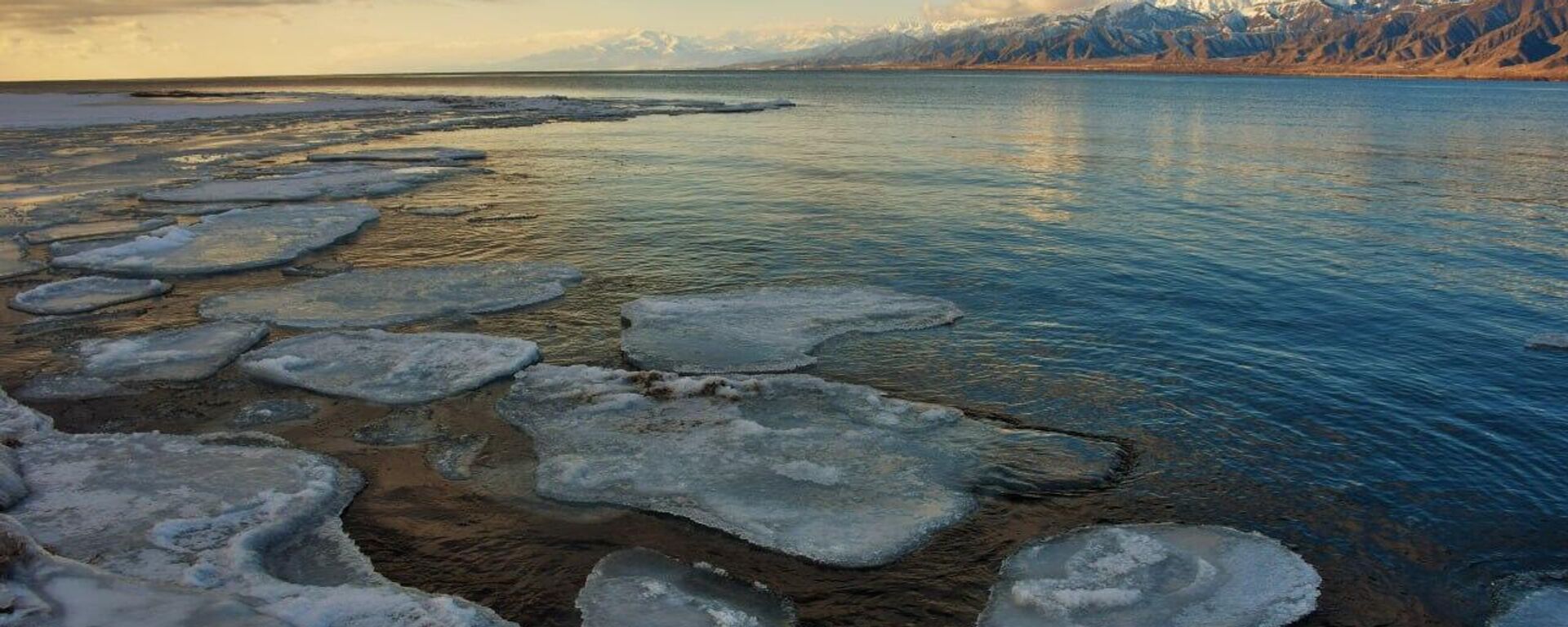 Вид на озеро Иссык-Куль - Sputnik Кыргызстан, 1920, 15.03.2026