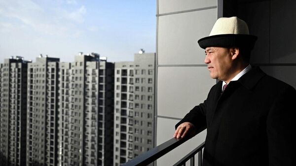 Садыр Жапаров вручил ключи от 1 080 ипотечных квартир в ЖК Мурас - Sputnik Кыргызстан