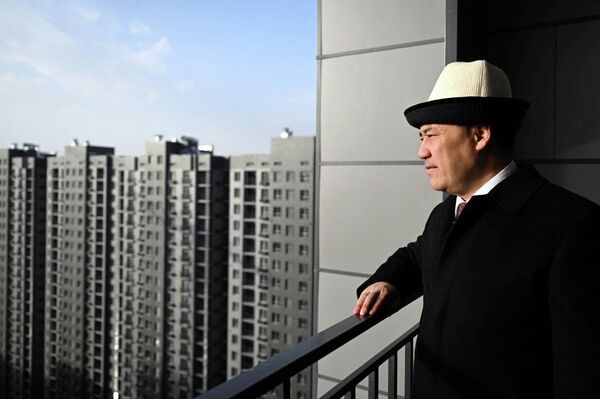 Садыр Жапаров учурда өлкө боюнча 80 245 ипотекалык батирдин курулушу жүрүп жатканын айтты - Sputnik Кыргызстан