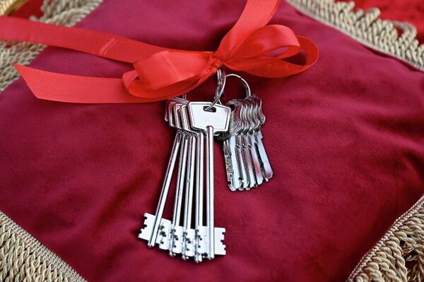 В 2024 году были сданы 510 квартир, в 2025-м еще 476. Сейчас строятся 2 688 квартир, которые будут переданы владельцам в установленные сроки - Sputnik Кыргызстан