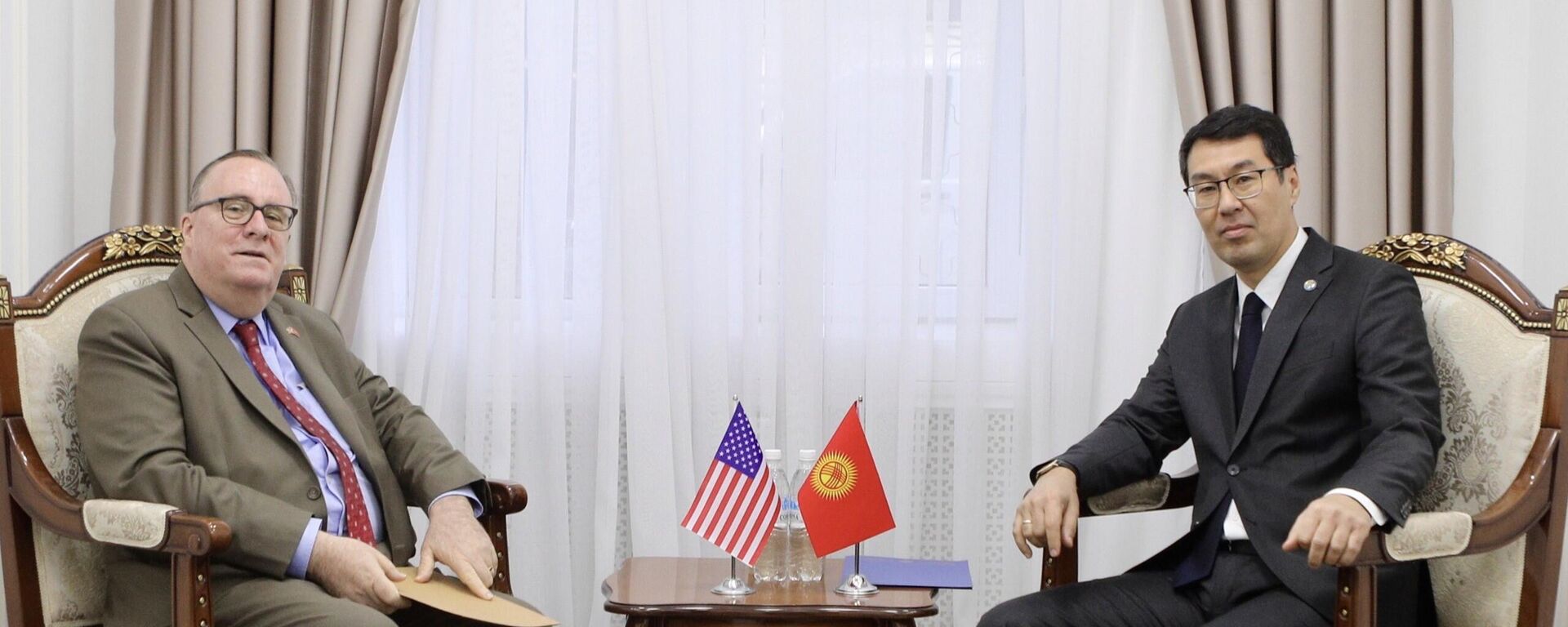 Тышкы иштер министринин орун басары Медер Абакиров АКШ элчиси Лесли Вигери менен жолугушту - Sputnik Кыргызстан, 1920, 13.01.2026