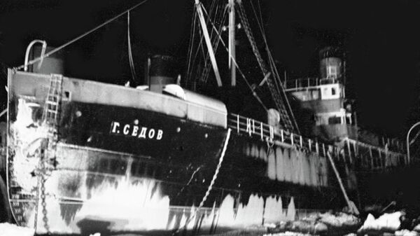 Легендарный ледокол Георгий Седов в Гренландском море  - Sputnik Кыргызстан