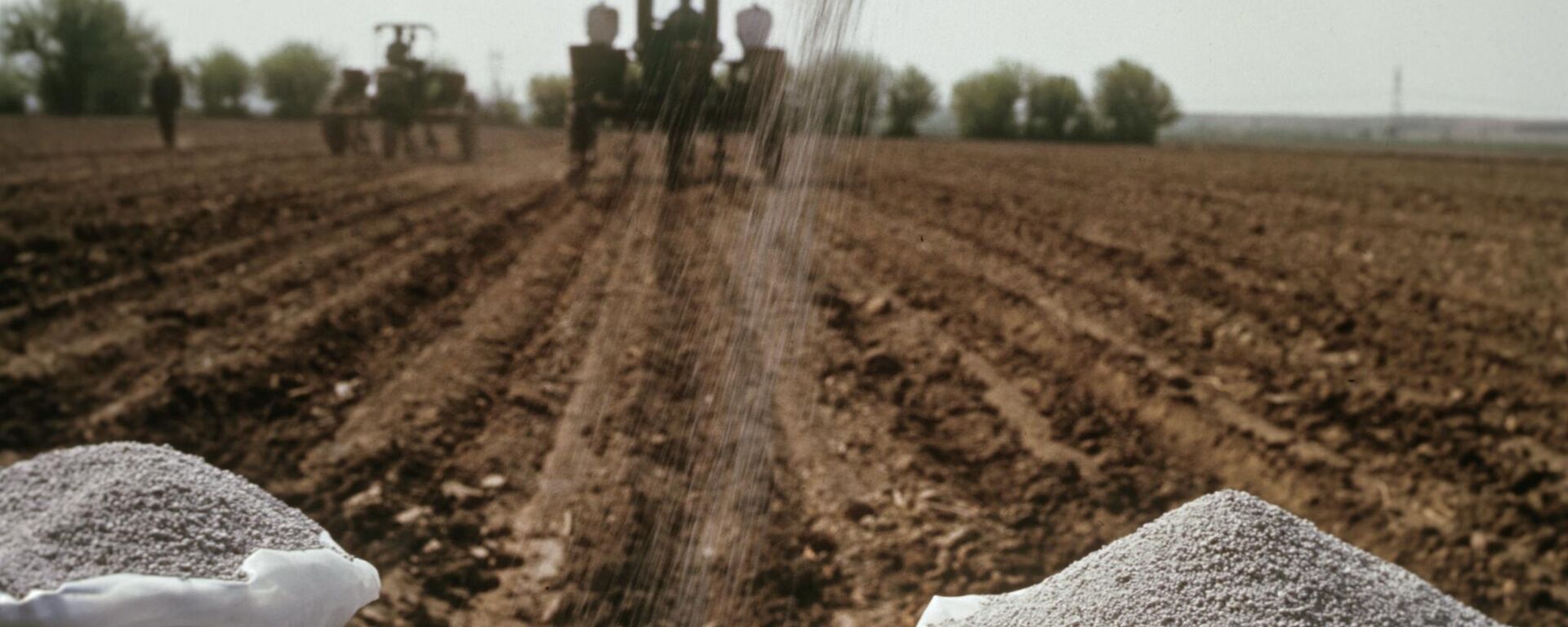 Мешки с удобрениями на поле - Sputnik Кыргызстан, 1920, 15.01.2026