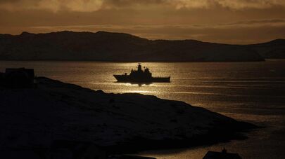 Военный корабль Королевских военно-морских сил Дании вблизи порта Нуука в Гренландии