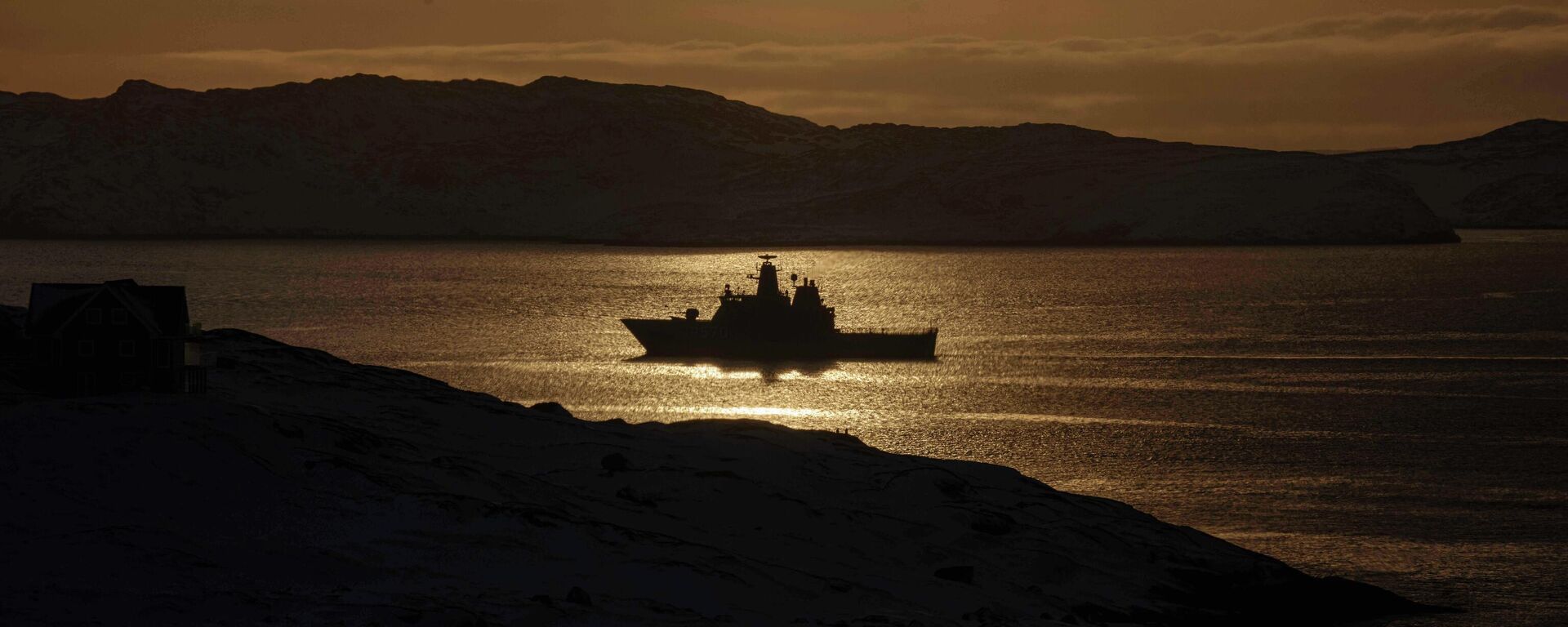 Военный корабль Королевских военно-морских сил Дании вблизи порта Нуука в Гренландии - Sputnik Кыргызстан, 1920, 16.01.2026