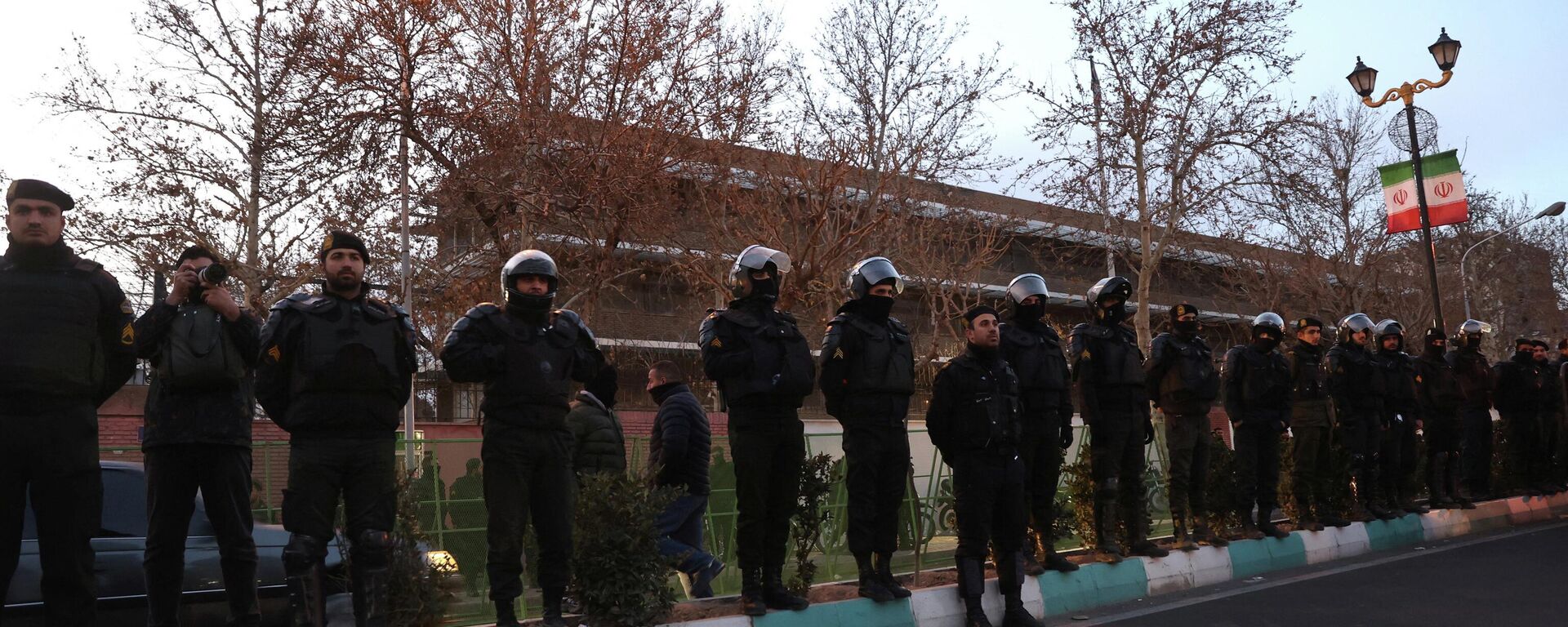 Силовики на митинге в Иране - Sputnik Кыргызстан, 1920, 16.01.2026