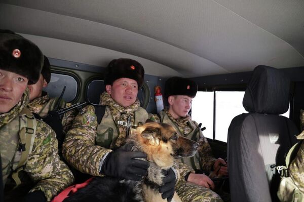 Кыргызские пограничники в Нарынской области на границе с Китаем  - Sputnik Кыргызстан