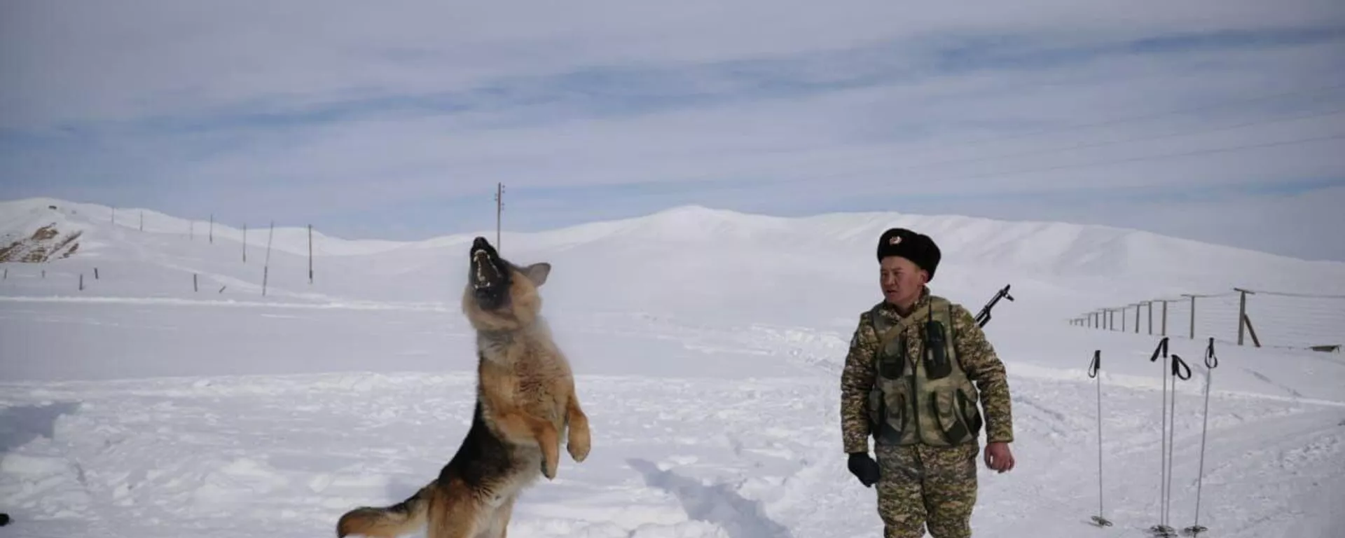 Кыргызские пограничники в Нарынской области на границе с Китаем  - Sputnik Кыргызстан, 1920, 16.01.2026