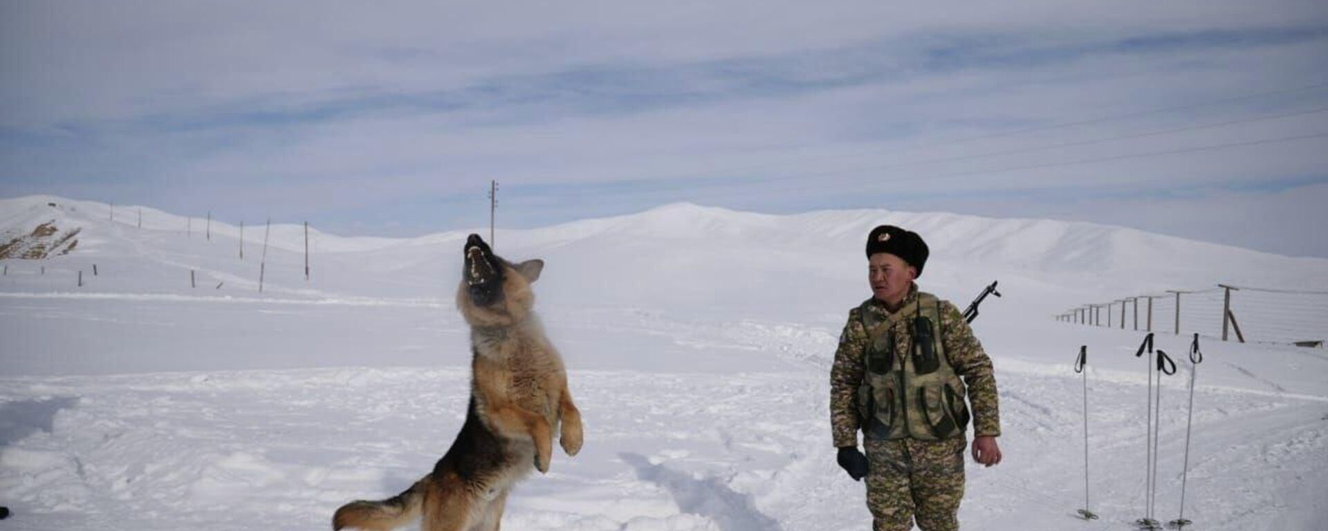 Кыргызские пограничники в Нарынской области на границе с Китаем  - Sputnik Кыргызстан, 1920, 16.01.2026