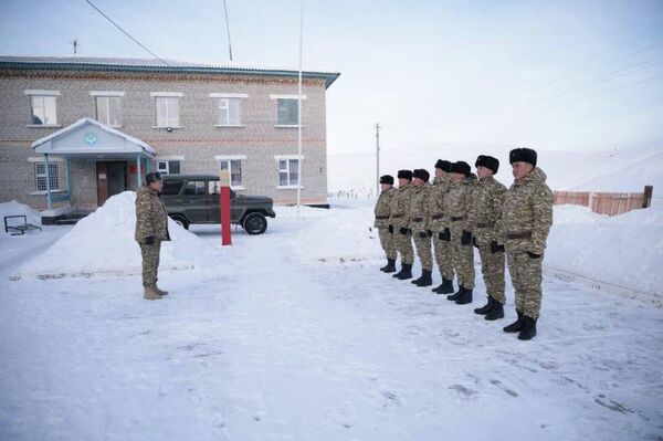 Кыргызские пограничники в Нарынской области на границе с Китаем  - Sputnik Кыргызстан