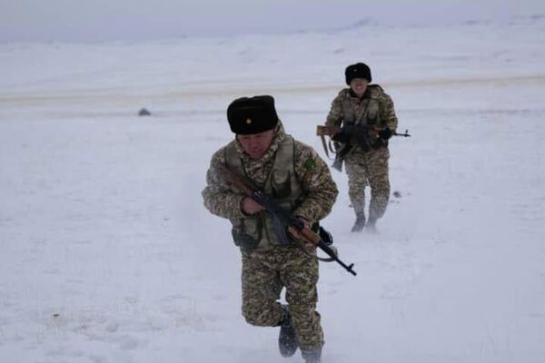 Кыргызские пограничники в Нарынской области на границе с Китаем  - Sputnik Кыргызстан