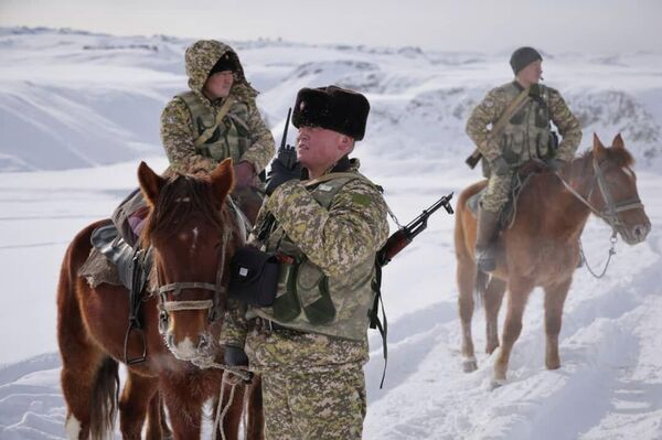 Кыргызские пограничники в Нарынской области на границе с Китаем  - Sputnik Кыргызстан