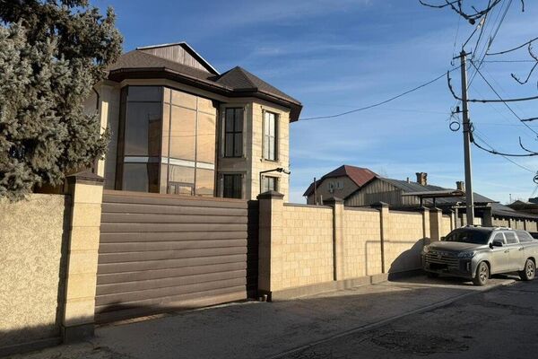 Кроме того, сообщили в ведомстве, мужчина незаконно завладевал имуществом клиентов и оформлял его на доверенных лиц - Sputnik Кыргызстан