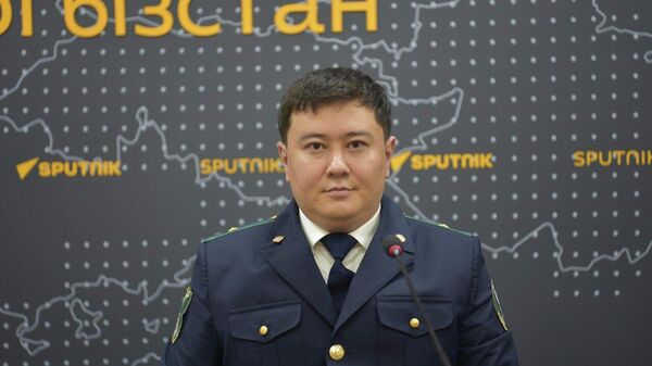 Бажы кызматынын долбоорлорду ишке ашыруу жана соода жол-жобосун жөнөкөйлөтүү башкармалыгынын башчысынын орун басары Улан Курманбеков  - Sputnik Кыргызстан