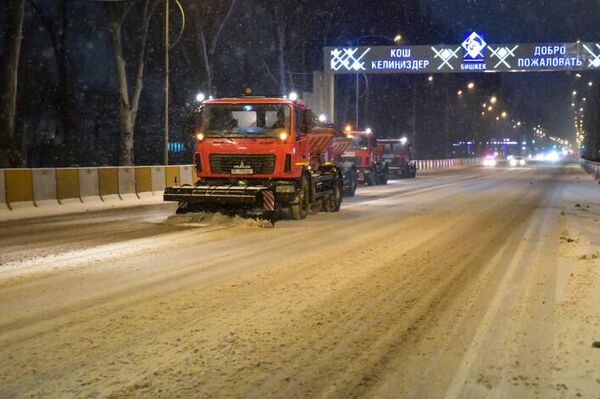 Бишкек шаарындагы карды тазалоо үчүн 105 даана техника тартылды - Sputnik Кыргызстан