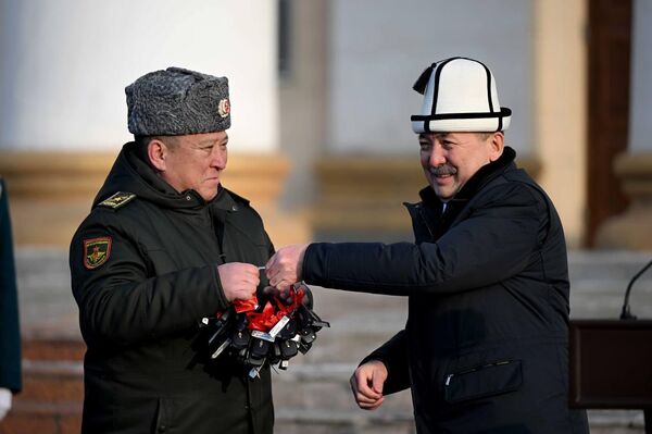 Глава кабмина КР Адылбек Касымалиев принял участие в церемонии вручения Министерству обороны автотехники, - Sputnik Кыргызстан