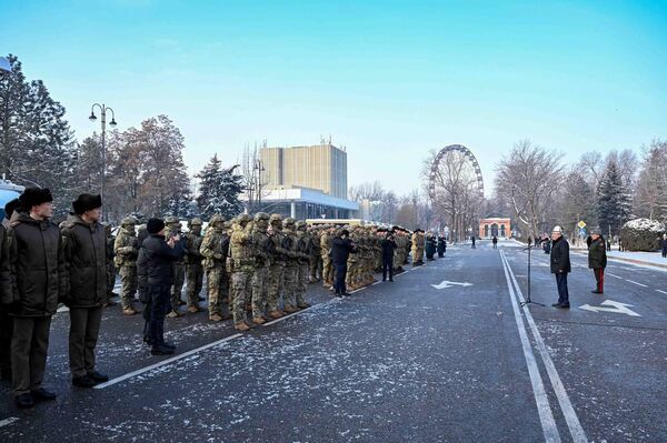 Министрлер кабинетинин төрагасы Адылбек Касымалив Коргоо министрлигине автотехника тапшырды - Sputnik Кыргызстан