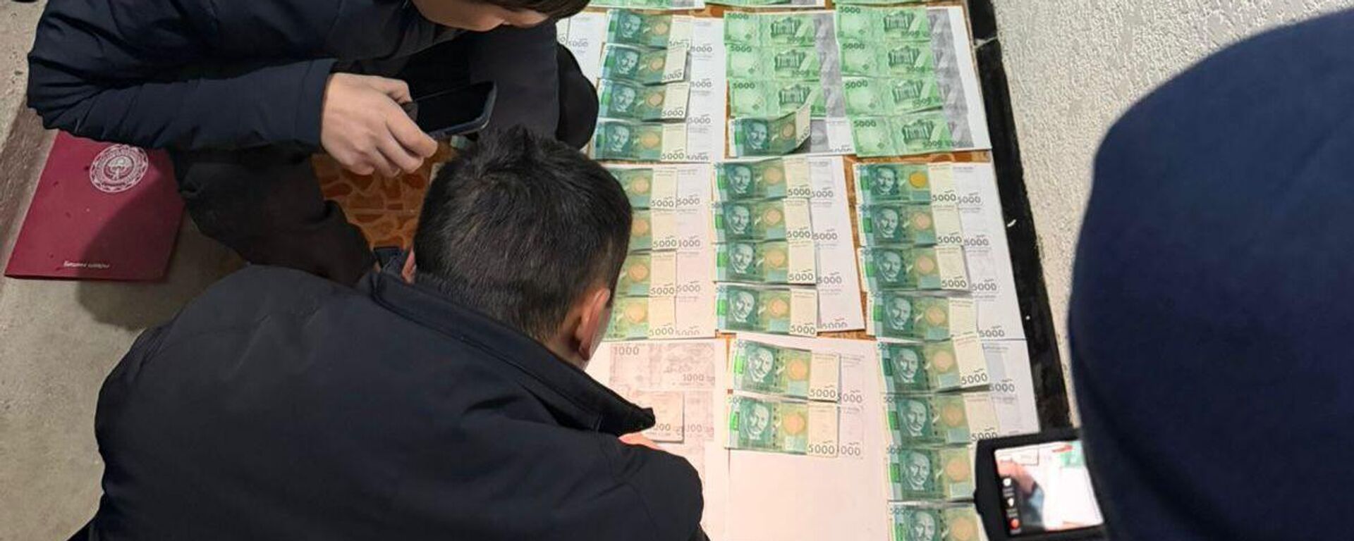 Деньги изъятые у вымогателей - Sputnik Кыргызстан, 1920, 21.01.2026
