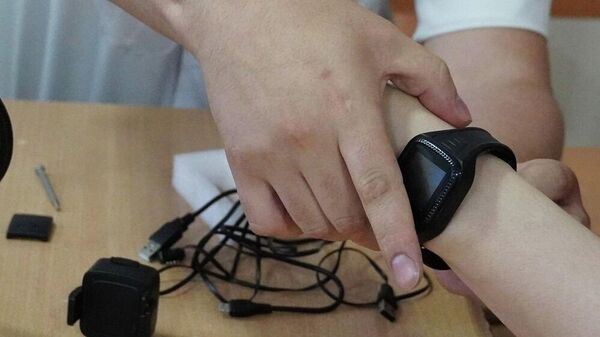 Электрондук билерик тагылган киши - Sputnik Кыргызстан