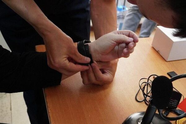 В пилотном режиме в Октябрьском районе Бишкека 15 семейных агрессоров обязаны от 20 дней до 3 месяцев носить электронные браслеты или использовать мобильные приложения с GPS-трекингом и необходимостью регулярного Face-ID - Sputnik Кыргызстан