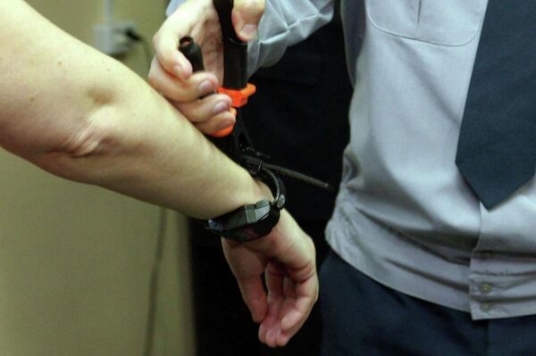 Какое устройство должен носить обвиняемый, определит Минюст после того, как милиция оценит степень риска для пострадавших - Sputnik Кыргызстан