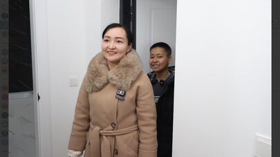 Победительница конкурса "Лучший учитель года" получила квартиру в Бишкеке