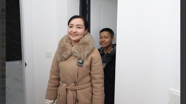 Победительница конкурса Лучший учитель года получила квартиру в Бишкеке - Sputnik Кыргызстан