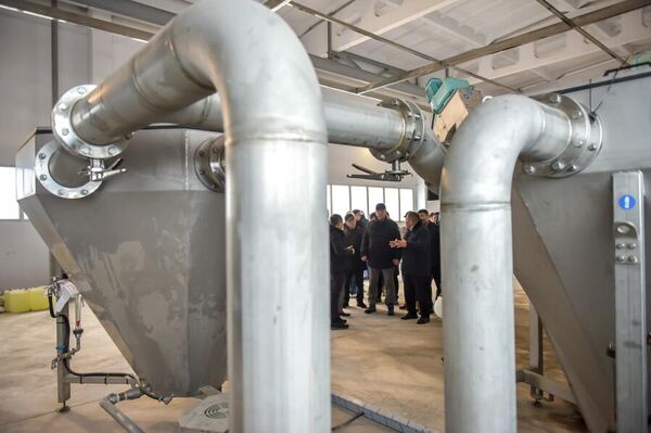 Борбор калаанын башчысы  Жунушалиев &quot;Бишкек суу каналдын&quot; саркынды суу тазалаган жайына барып, анын кантип иштегенин көрдү - Sputnik Кыргызстан