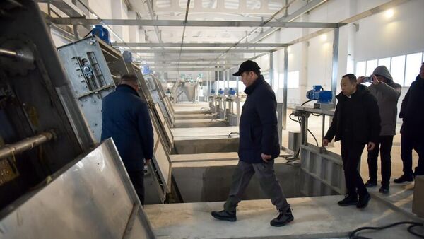 Мэр Айбек Жунушалиев  Бишкектин    саркынды сууларын тазалаган жайга барды - Sputnik Кыргызстан