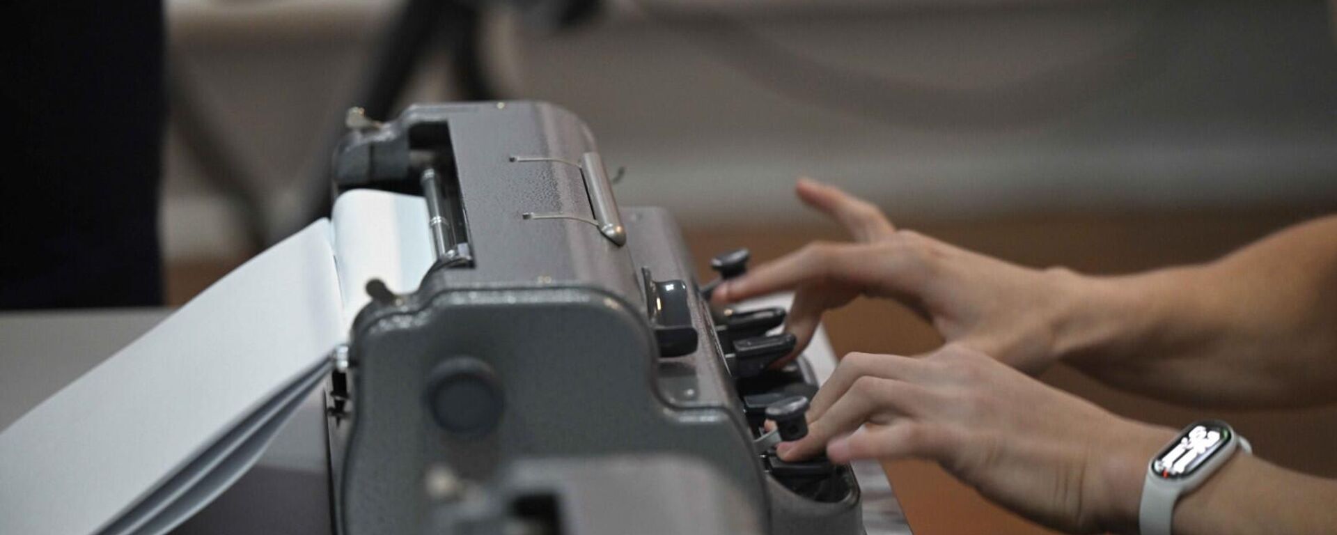 Брайль системасы боюнча жазган машинка - Sputnik Кыргызстан, 1920, 22.01.2026