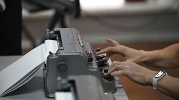 Брайль системасы боюнча жазган машинка - Sputnik Кыргызстан