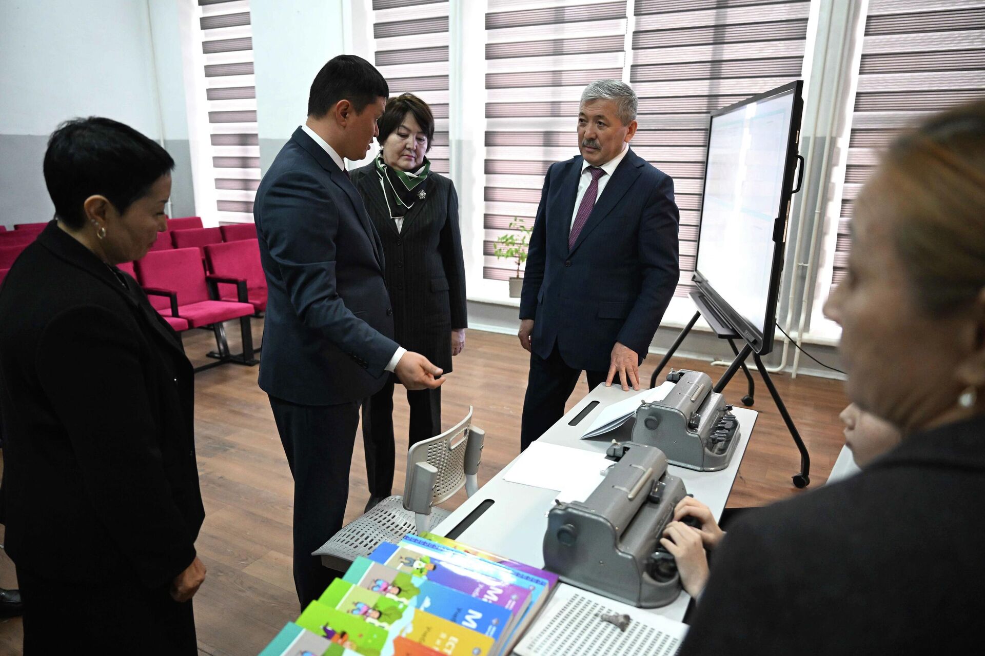 Кабмин передал Специальной школе-интернат для слепых и слабовидящих пишущие машинки по системе Брайля - Sputnik Кыргызстан, 1920, 22.01.2026