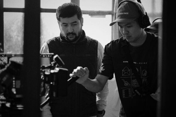 Российские актеры, среди которых Станислав Бондаренко, Алексей Щербаков, Павел Майков, снялись в кыргызском фильме &quot;Бейиш 2: апама кат&quot; (&quot;Рай 2: письмо матери&quot;) - Sputnik Кыргызстан