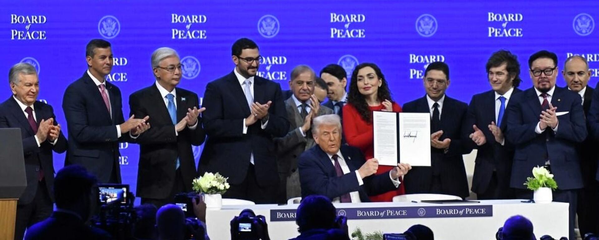 Церемония подписания документа Устав Совета мира в Давосе - Sputnik Кыргызстан, 1920, 22.01.2026