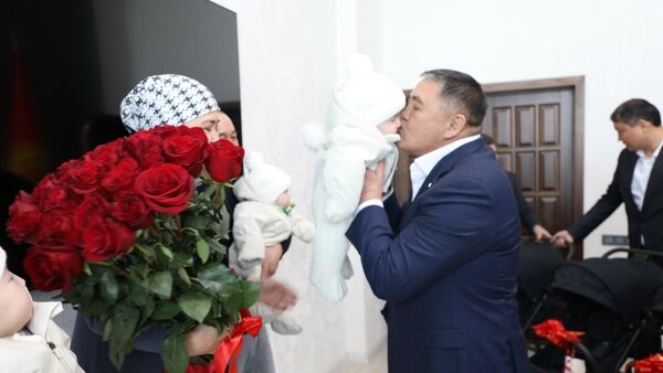 Камчыбек Ташиев и семья, в которой родилась тройня - Sputnik Кыргызстан