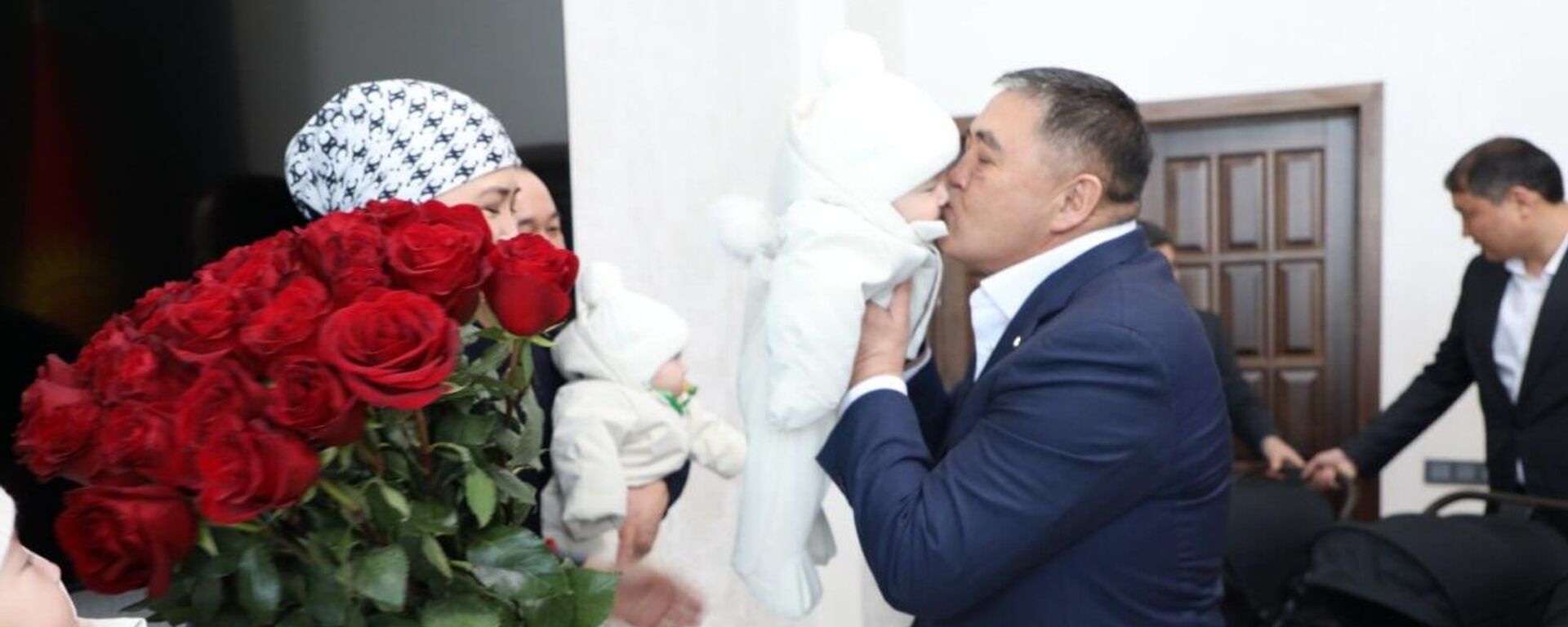 Камчыбек Ташиев и семья, в которой родилась тройня Камчыбек Ташиев и семья, в которой родилась тройня - Sputnik Кыргызстан, 1920, 23.01.2026