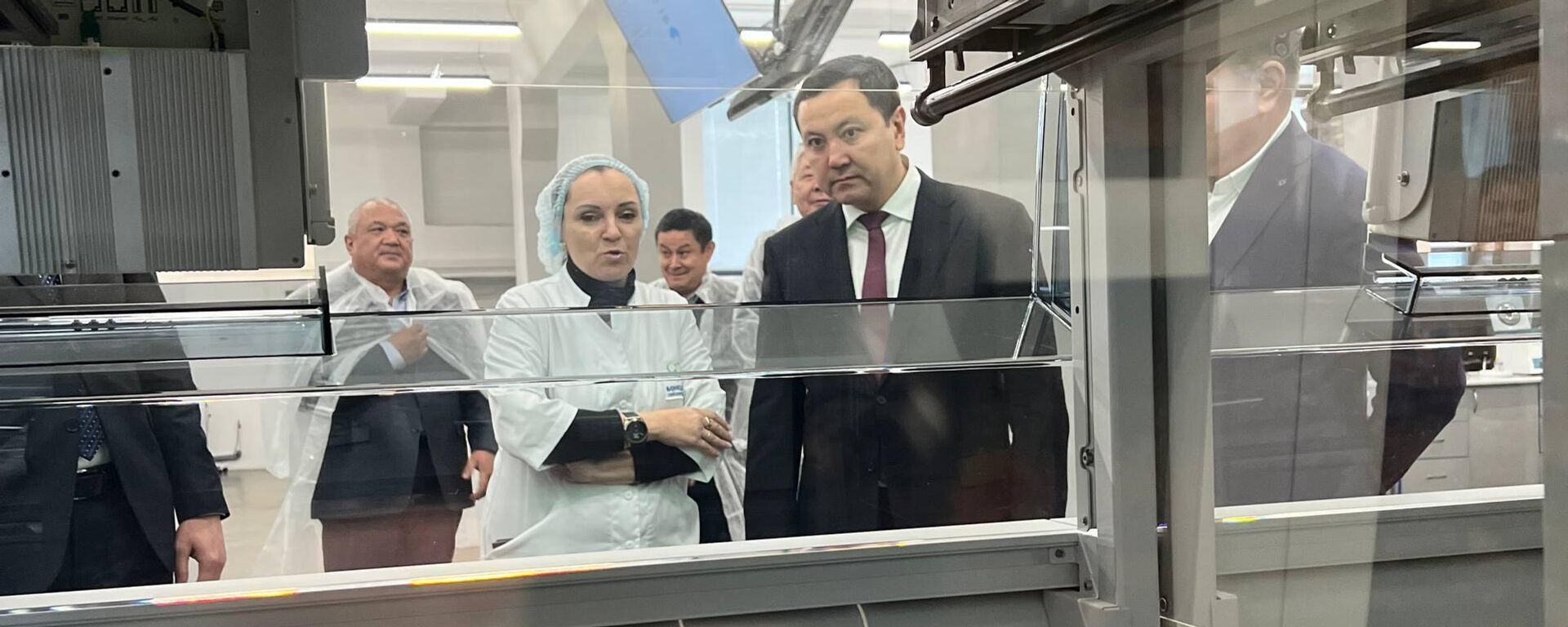 Каныбек Досмамбетов посетил одну из ведущих частных лабораторий в Бишкеке - Sputnik Кыргызстан, 1920, 23.01.2026