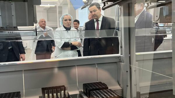 Каныбек Досмамбетов посетил одну из ведущих частных лабораторий в Бишкеке - Sputnik Кыргызстан