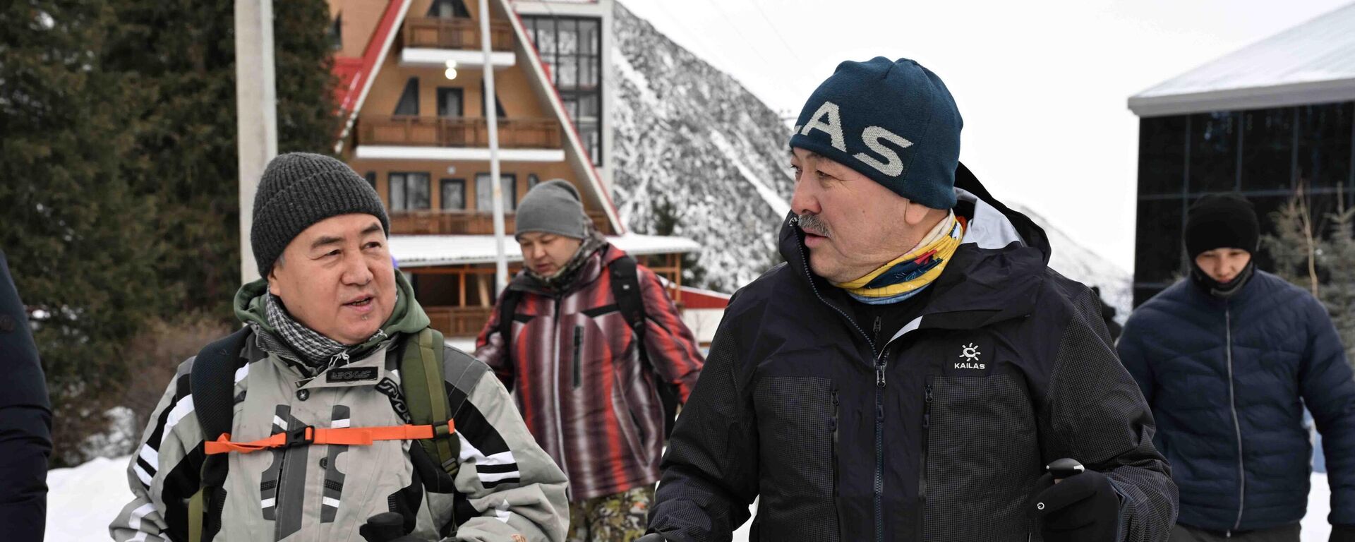 Адылбек Касымалиев совместно с членами кабмина и сотрудниками администрации президента совершил пешую прогулку в Государственном природном парке Ала-Арча - Sputnik Кыргызстан, 1920, 24.01.2026