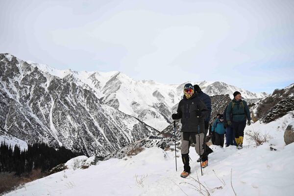 Участники похода прошли по одному из популярных маршрутов парка - Sputnik Кыргызстан