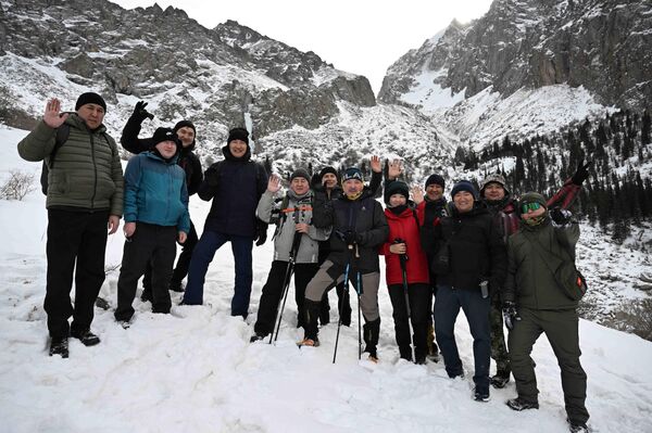 Адылбек Касымалиев совместно с членами кабмина и сотрудниками администрации президента совершил пешую прогулку в Государственном природном парке &quot;Ала-Арча&quot; - Sputnik Кыргызстан