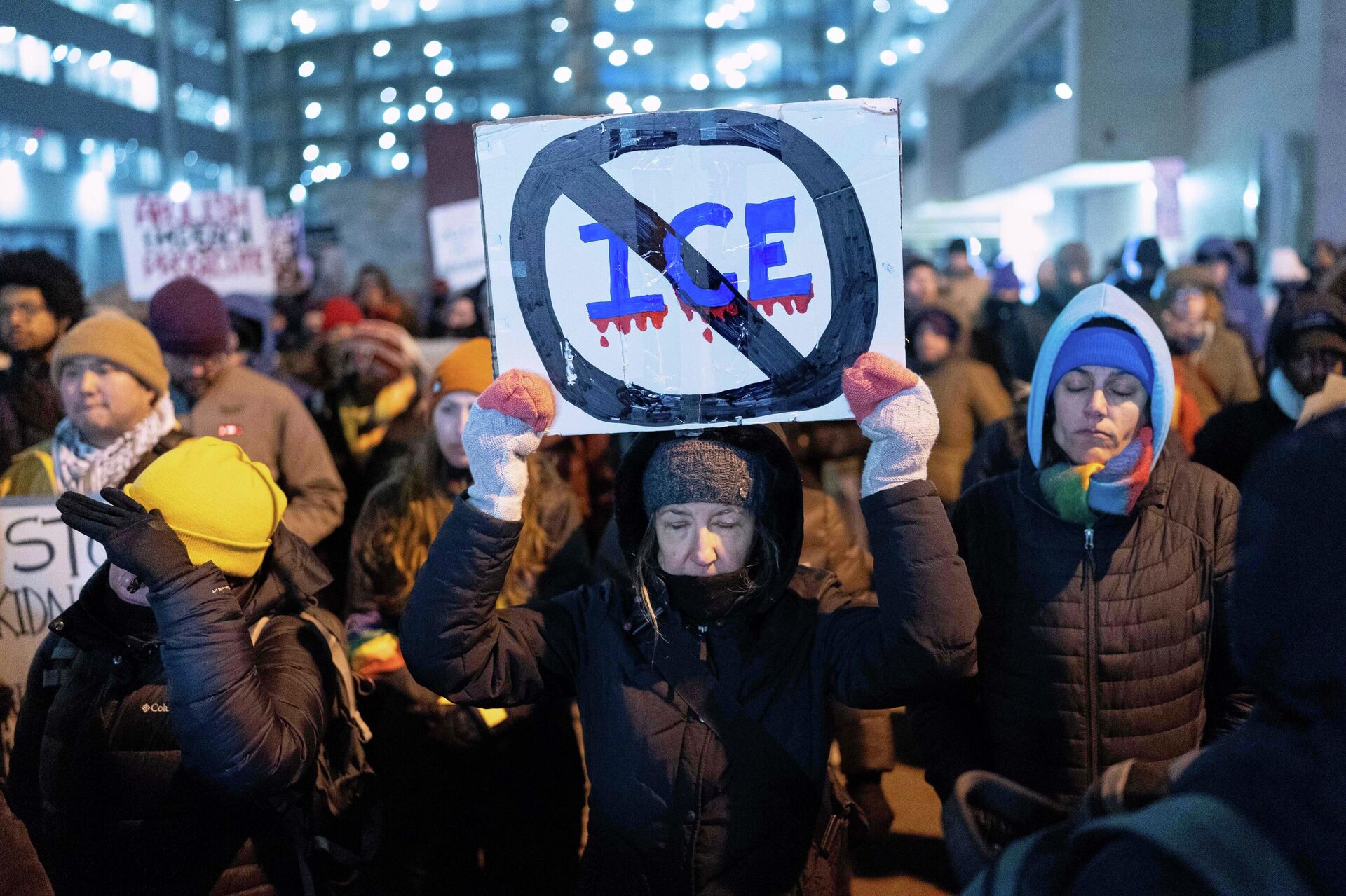 Демонстранты с плакатами на митинге у штаб-квартиры ICE в Вашингтон - Sputnik Кыргызстан, 1920, 25.01.2026