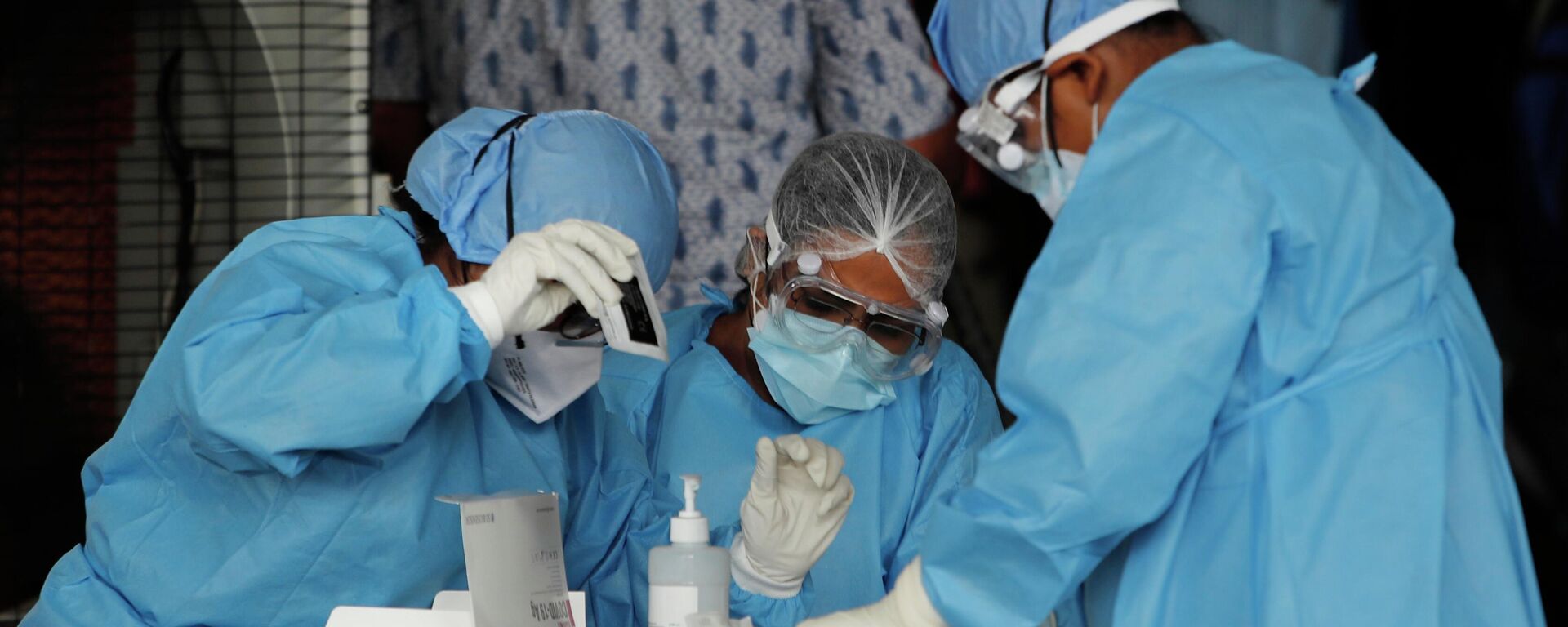 Индийские вирусологи - Sputnik Кыргызстан, 1920, 25.01.2026