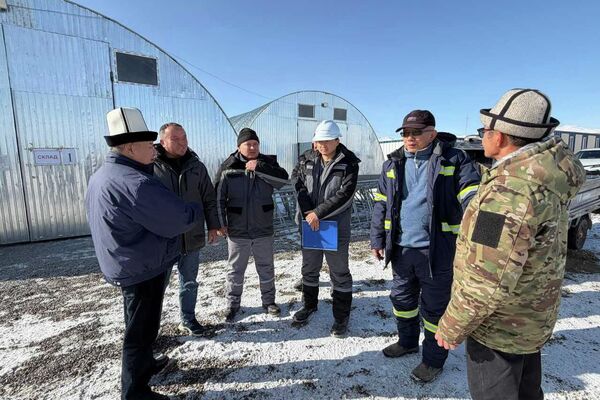 Министр энергетики КР Таалайбек Ибраев с рабочим визитом посетил Иссык-Кульскую область, где провел встречи с руководителями компаний, работающих в сфере возобновляемых источников энергии - Sputnik Кыргызстан