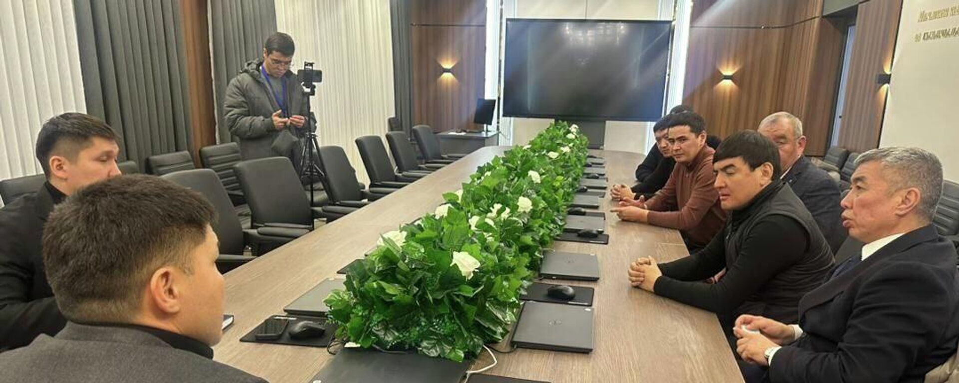 Встреча сотрудников ГКНБ с руководством строительной компании - Sputnik Кыргызстан, 1920, 27.01.2026