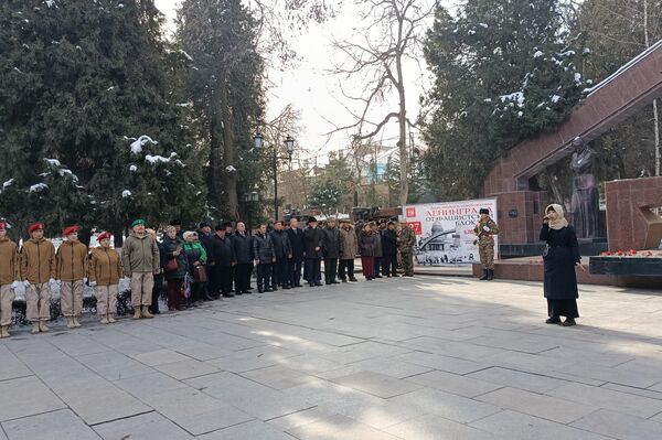 Руководитель Русского дома в Оше Дмитрий Аврам особо отметил подвиг Токтогон Алтыбасаровой, которая приютила и воспитала 150 эвакуированных детей из блокадного Ленинграда - Sputnik Кыргызстан