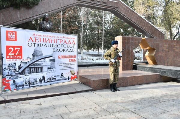 Мероприятие состоялось сегодня у Вечного огня мемориального комплекса воинам, погибшим в годы Великой Отечественной войны - Sputnik Кыргызстан