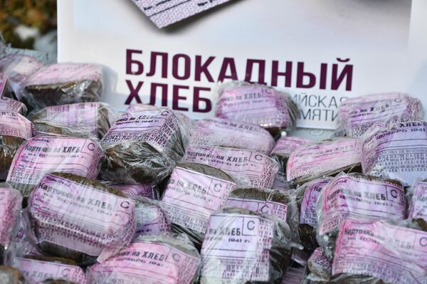 Особое место в программе заняла акция &quot;Блокадный хлеб&quot;, организованная воспитанниками военно-патриотического движения &quot;Наследие&quot;. Участникам показали 125-граммовый кусочек — суточную норму хлеба жителей осажденного Ленинграда, испеченного по рецепту 1942 года. - Sputnik Кыргызстан