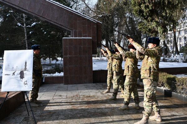 Участники митинга почтили память защитников и жителей блокадного Ленинграда минутой молчания. В их честь прозвучал залп почетного караула, после чего состоялось возложение цветов к Вечному огню. - Sputnik Кыргызстан