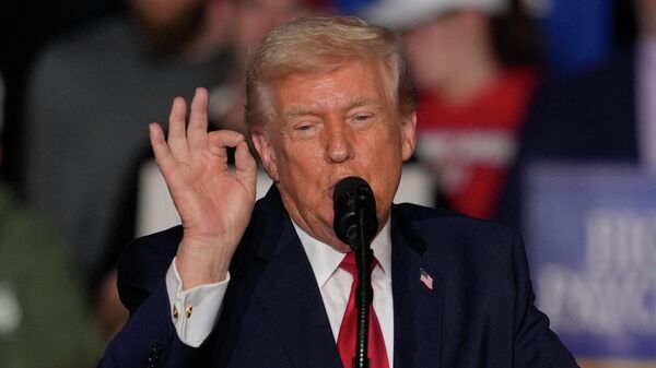 Президент США Дональд Трамп на митинге в штате Айова - Sputnik Кыргызстан